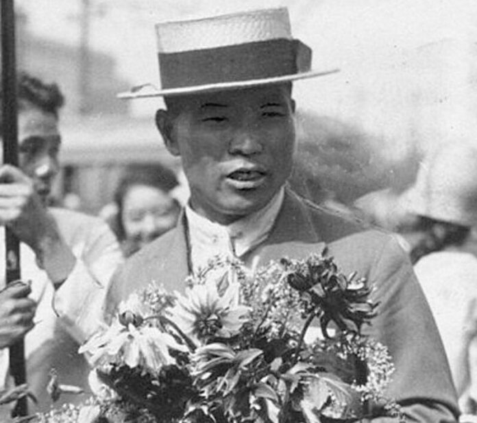 Shiso Kanaguri arriving at Kobe port after 1924 Olympics